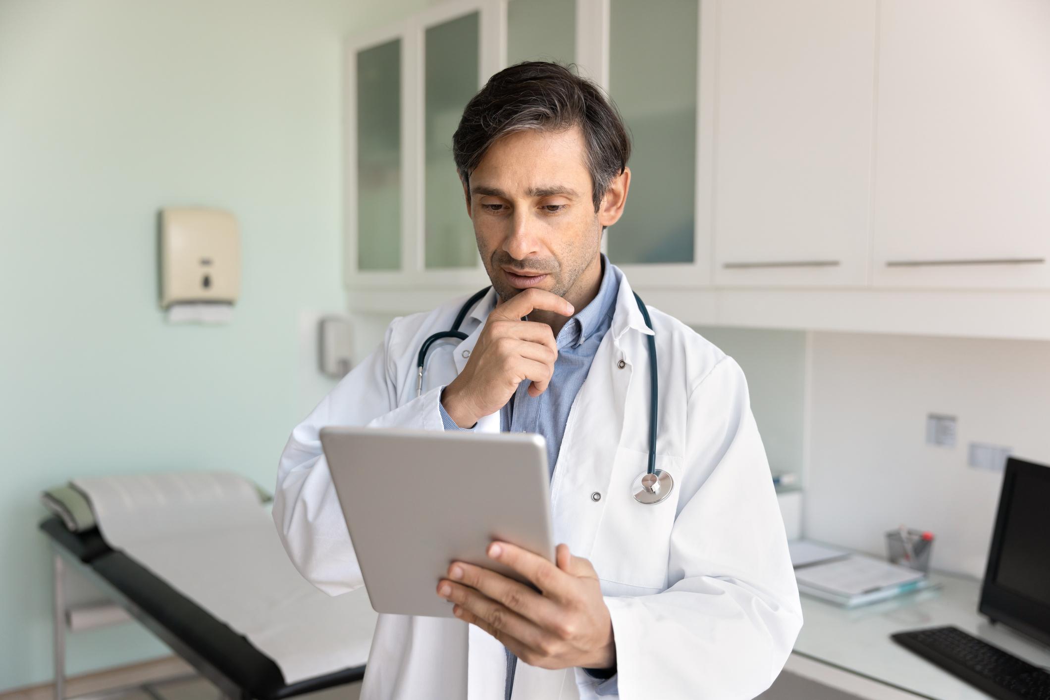 Médico analisando dados em tablet